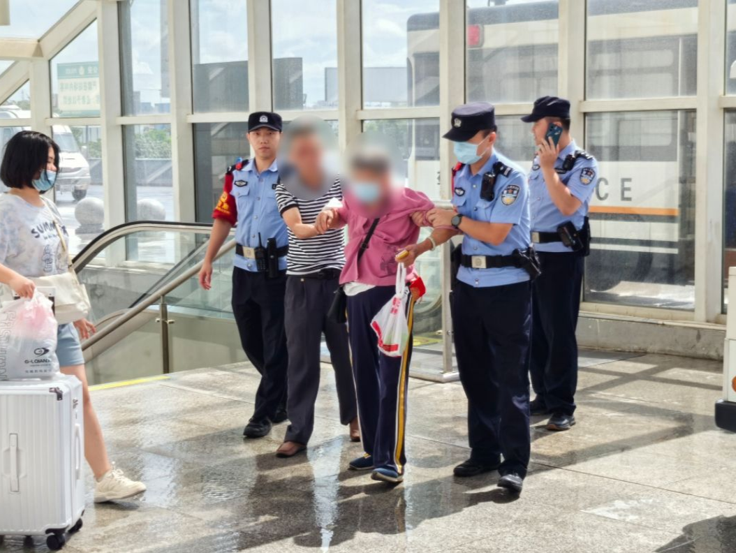 八旬老人扶梯遇险，湛江铁警及时救助