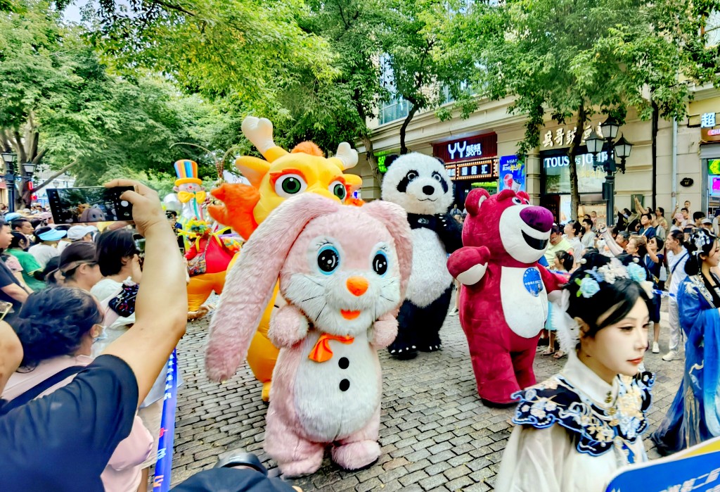 中央大街上巡游欢乐多