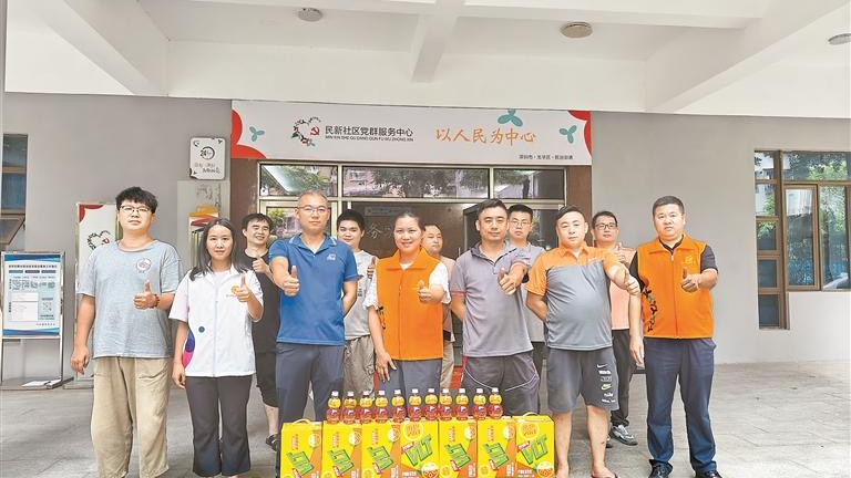 民新社区走访辖区驿站点 为骑手送上解暑饮料