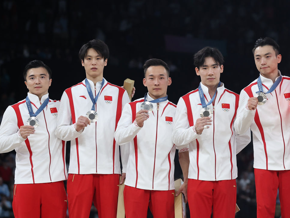 中国队夺竞技体操男子团体银牌