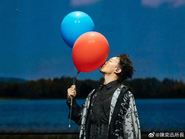 陈奕迅下巴受伤缝30多针后首次露面，“疤痕不明显”