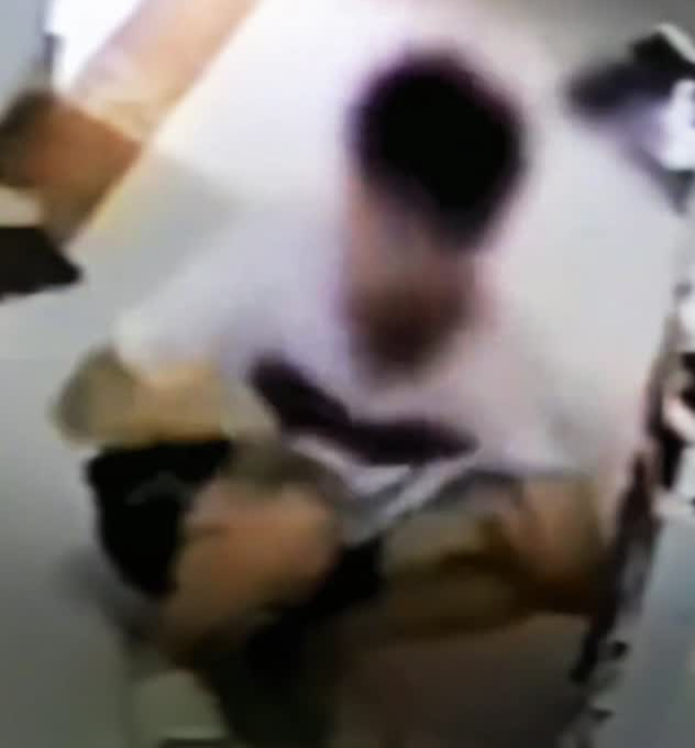 男子偷女鞋蹲楼道狂舔40分钟，当事人：像啃西瓜一样吃得很有味