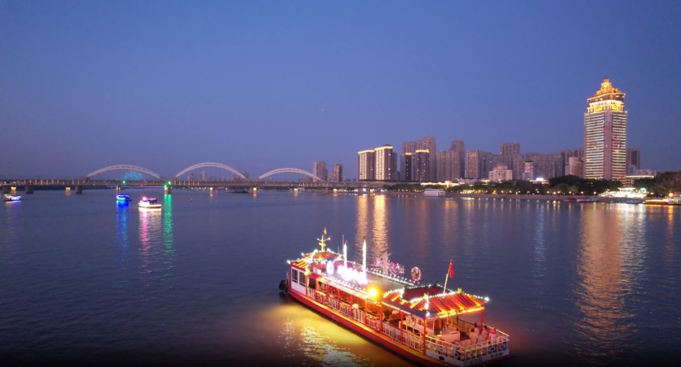 乘船夜游！来“尔滨”赴一场惬意的休闲之旅