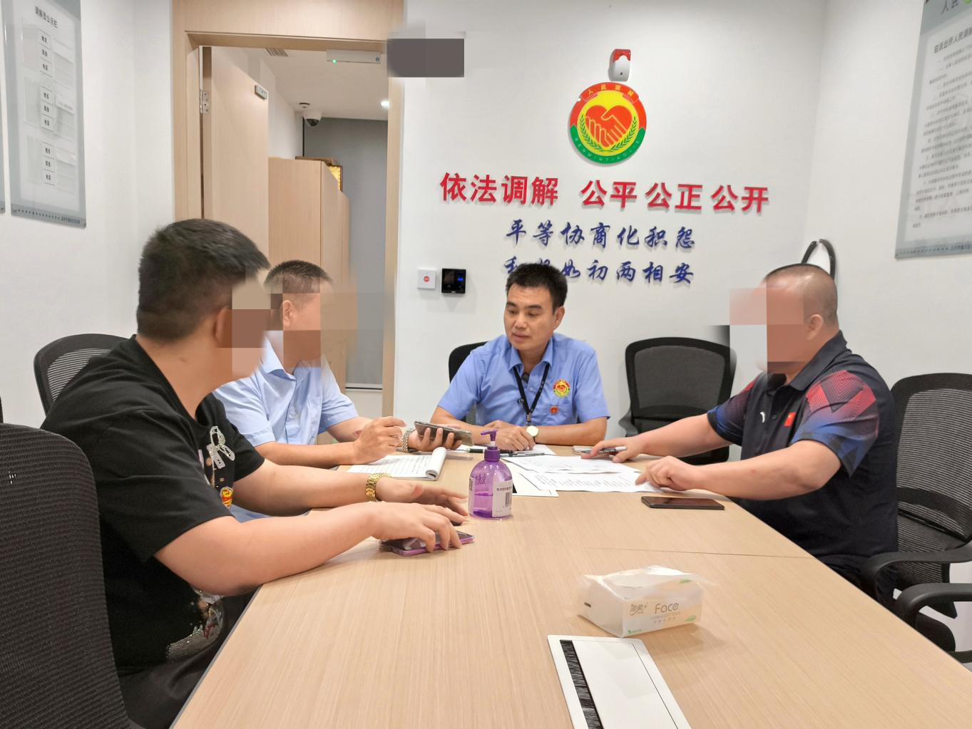 俩“熊孩子”砸坏邻居私家车，谁来担责？