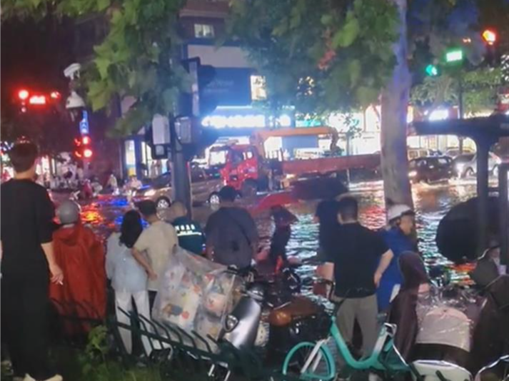 暴雨袭城！郑州有路人触电身亡？警方回应