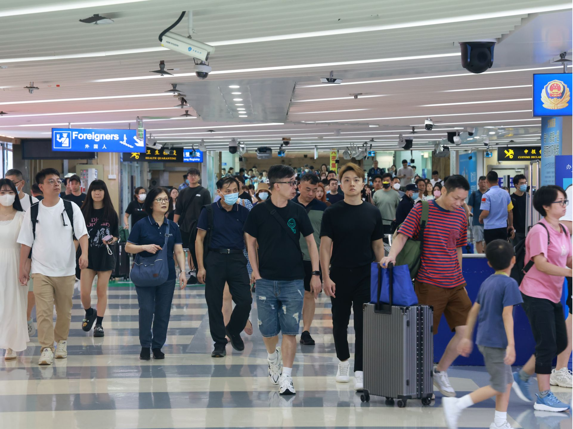 夏日旅游消费“热”力十足 罗湖边检站多措并举应对暑期客流高峰