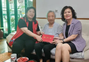 翠竹社区开展“光荣在党50周年”纪念章颁发暨走访慰问活动