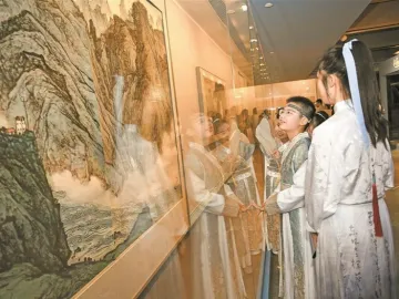 拖着拉杆箱来看展 深圳艺术资源丰富吸引全国各地游客打卡