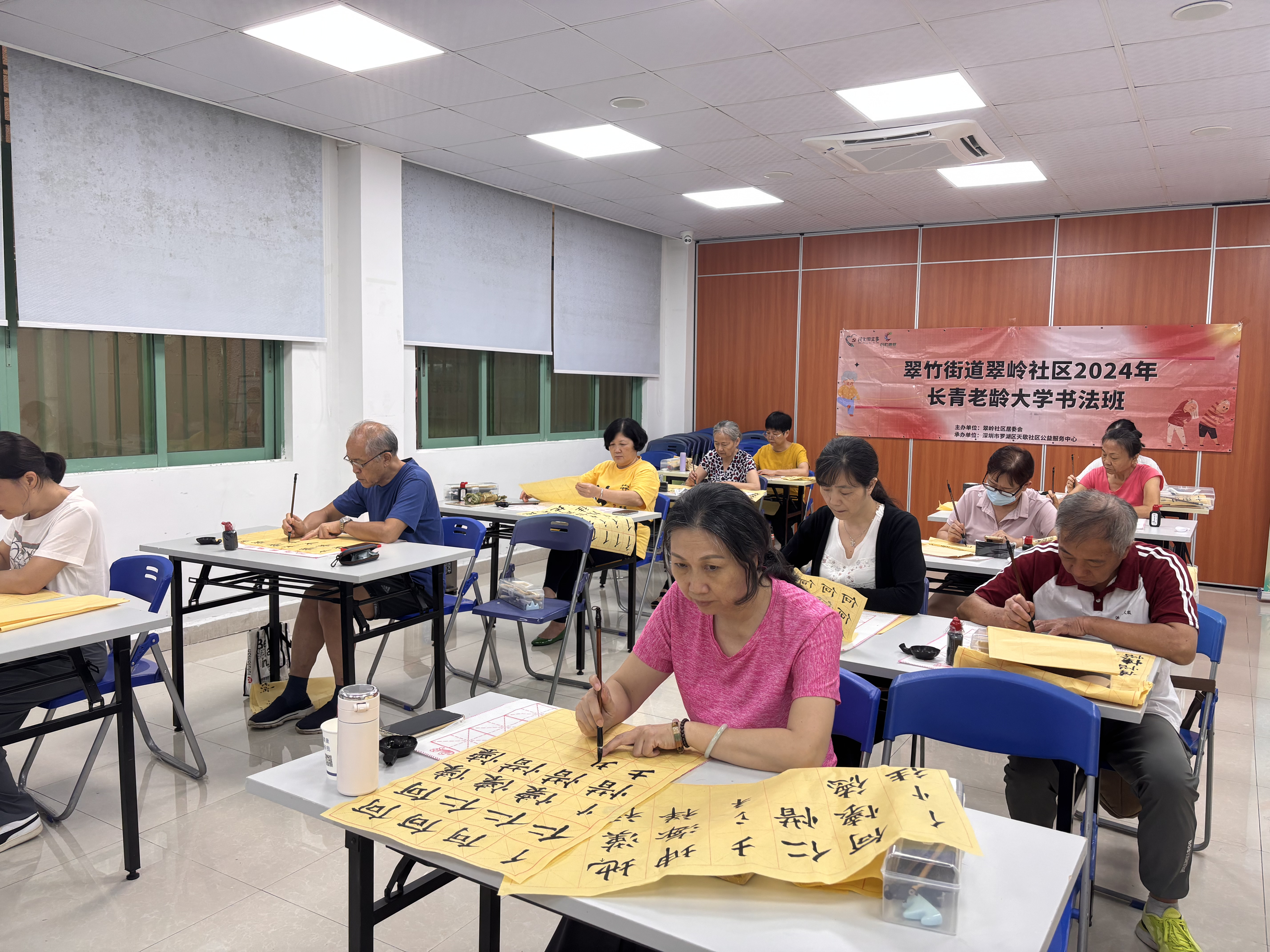 翠岭社区开展民生微实事项目之长青老龄大学书法班课程活动