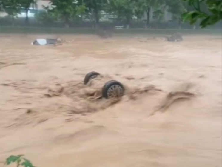 超过20辆！目击者讲述“宝鸡暴雨多辆汽车被冲走” 