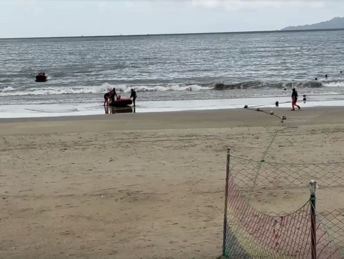 深圳一海滩突发意外！3名游客被海浪卷走：1人死亡，1人失踪