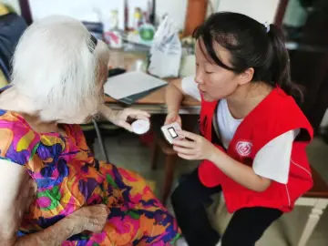 关怀无时不在！翠竹社区引入AI智能设备守护独居高龄长者健康
