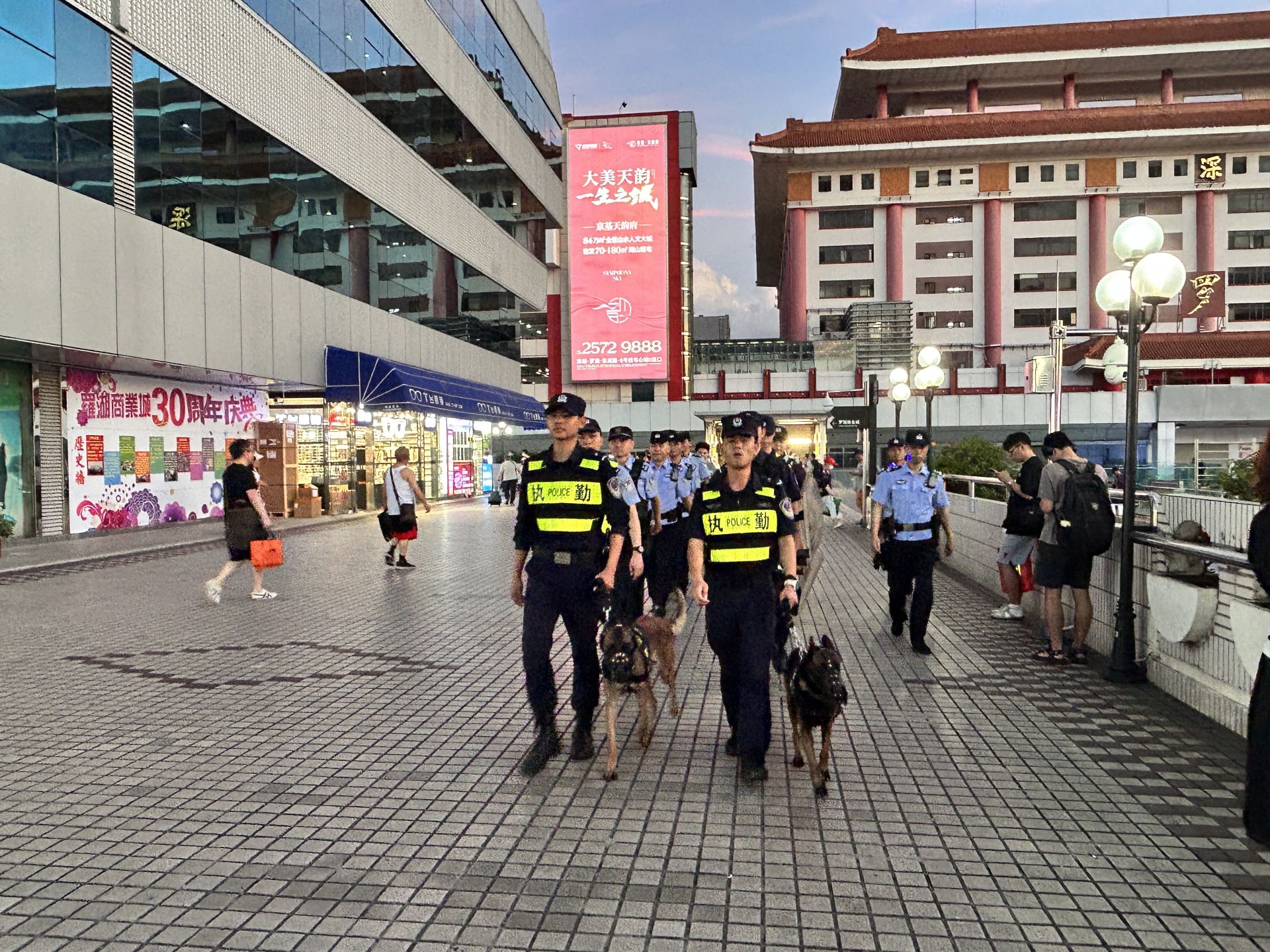 深圳铁路公安开展夏夜治安巡查宣防集中统一行动