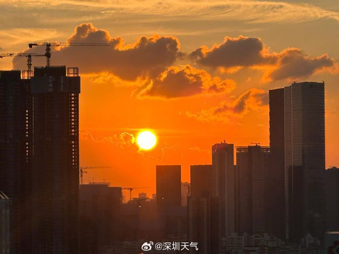 高温炎热，随意开“局”！深圳的天空颜值和天气炎热值统统拉满……