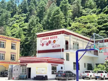 关照民生，从板房毛砖房到现代化建筑——察隅农场无处不在的“深圳援藏”LOGO   