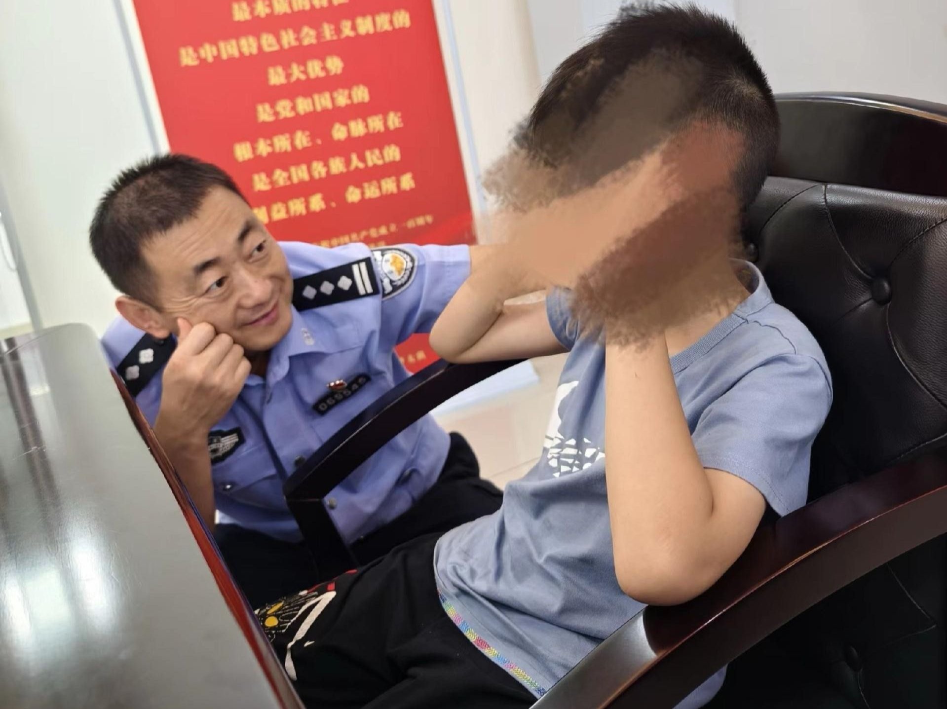 “小候鸟”来深过暑假赌气上高速，深圳交警快速带离寻找父母
