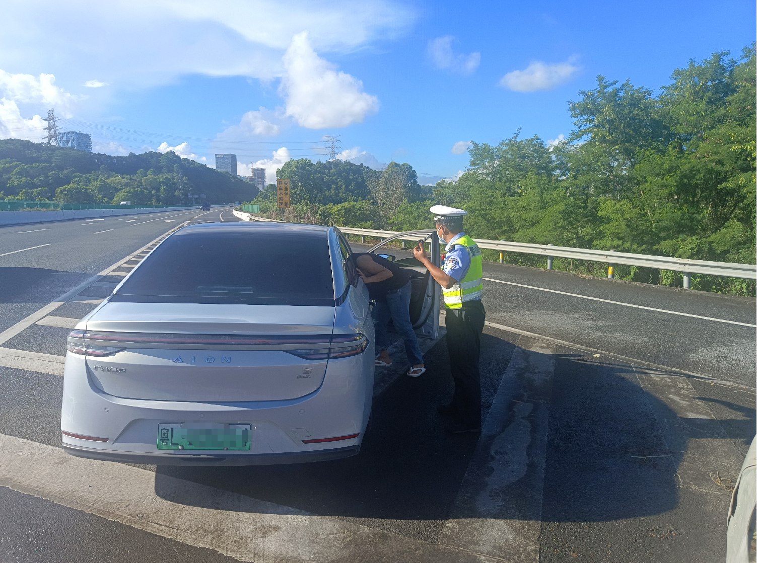 司机驾车突发心脏疾病，深圳交警与死神赛跑成功救助