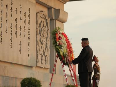 金正恩参谒中朝友谊塔 