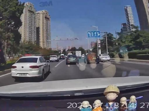 法院公务车恶意插队别车？官方通报→