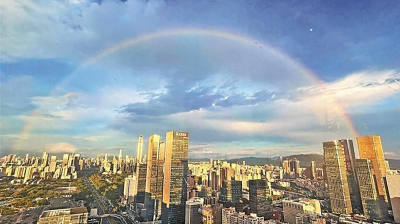 天降彩礼双虹当空，深圳市民争相定格自然之美