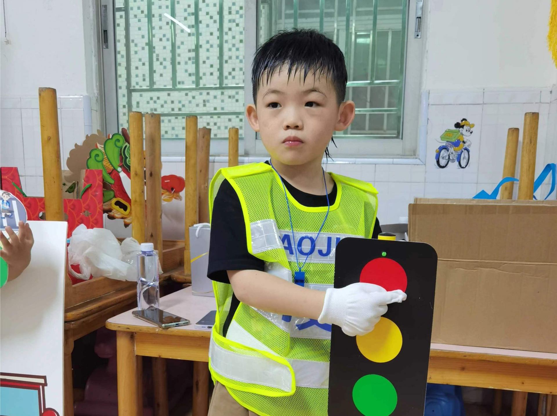 南山南水社区举行“安全呵护，平安相伴”幼儿园安全教育活动