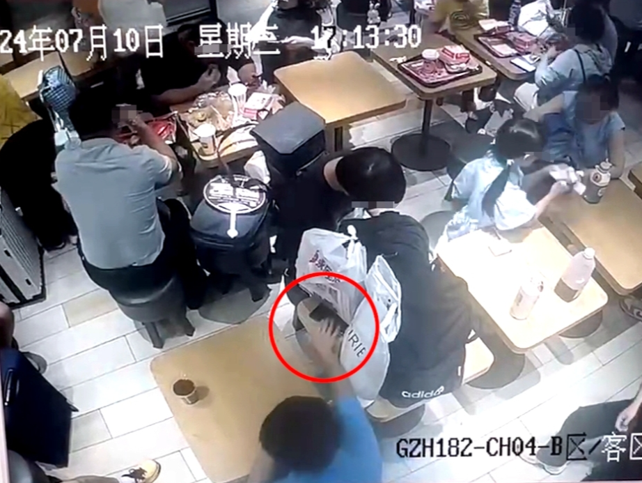 盗窃后为逃避抓捕，男子躲厕所近2小时