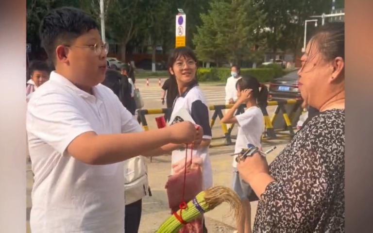 视听｜“束脩之礼”送恩师