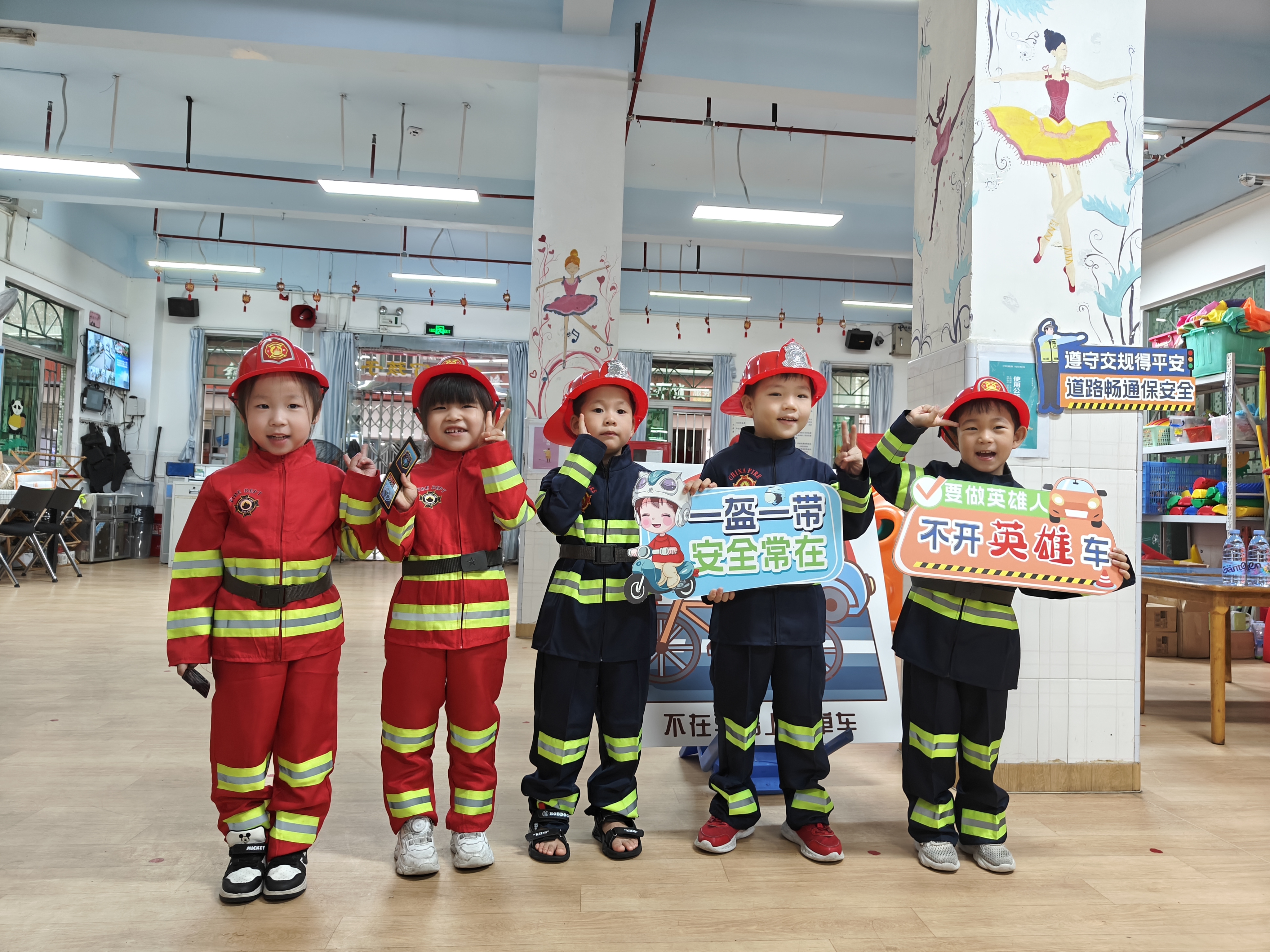 南山南水社区:安全启蒙走进幼儿园,幼儿园小朋友化身“小小消防员”