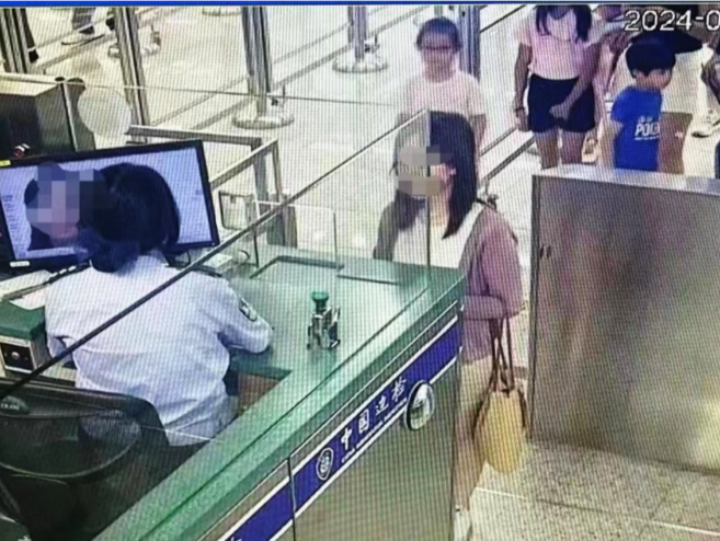 女子自认年轻持女儿证件欲蒙混入境 被民警识破