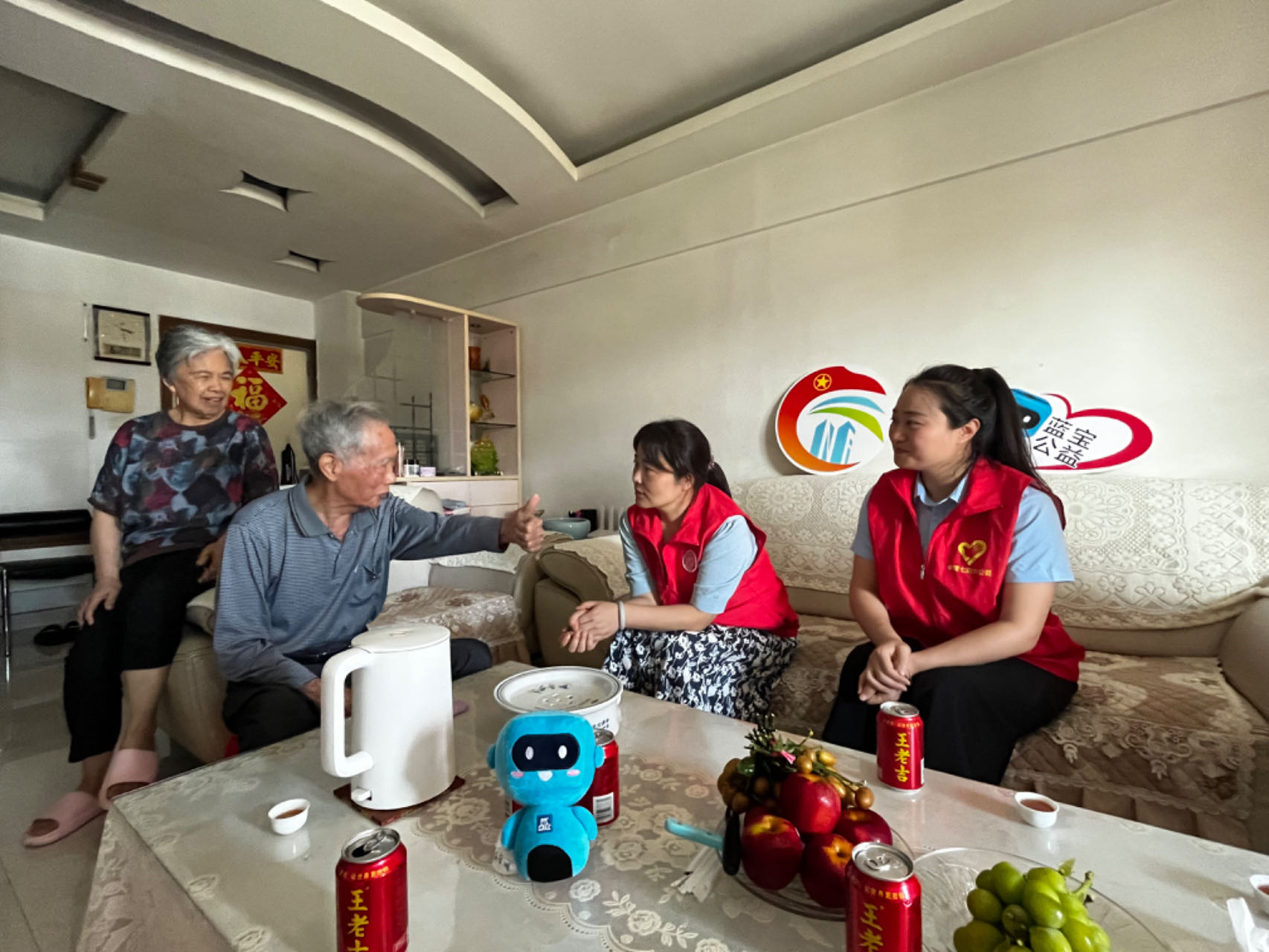 布吉文景社区开展“七一”走访慰问老党员活动