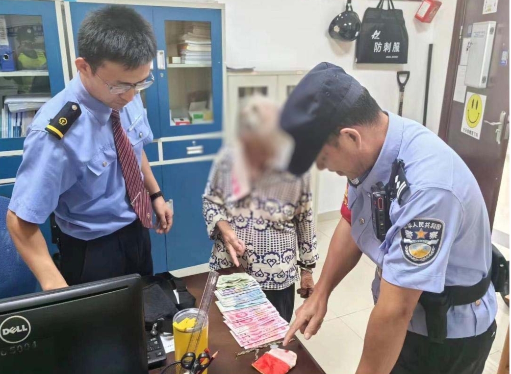 87岁旅客大意丢包，民警迅速反应“完包归客”