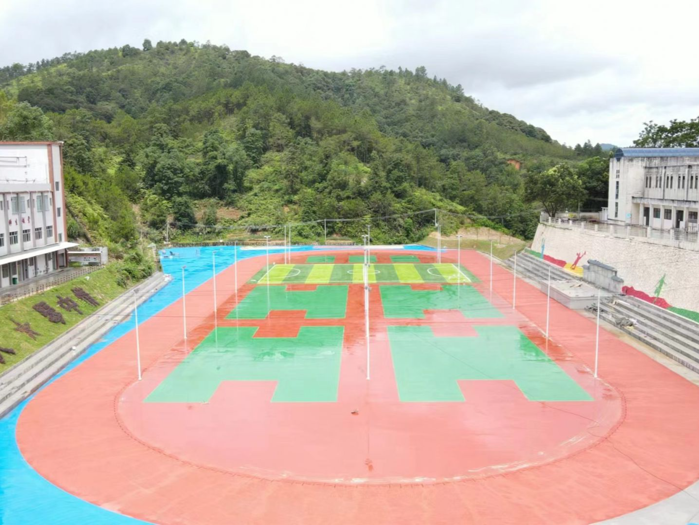 龙华区帮扶单位帮助龙窝镇琴江中学建设标准的多功能运动场