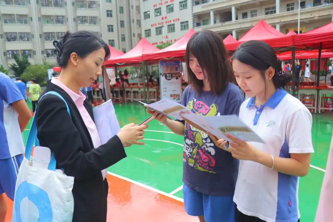 深德技工学校：大型校园招聘会圆满结束，2024秋季招生正在进行中