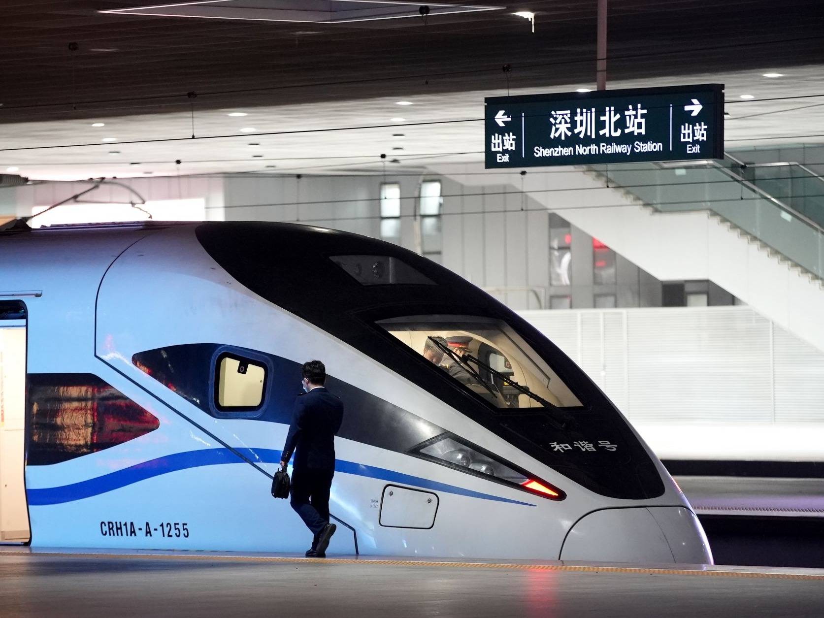 深圳北加开潮汕方向动车组列车64趟