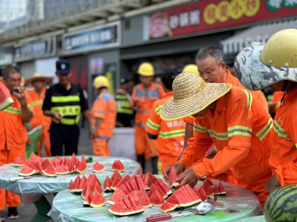 为一线环卫工人送关爱，龙华区观澜街道开展“夏日送清凉”活动