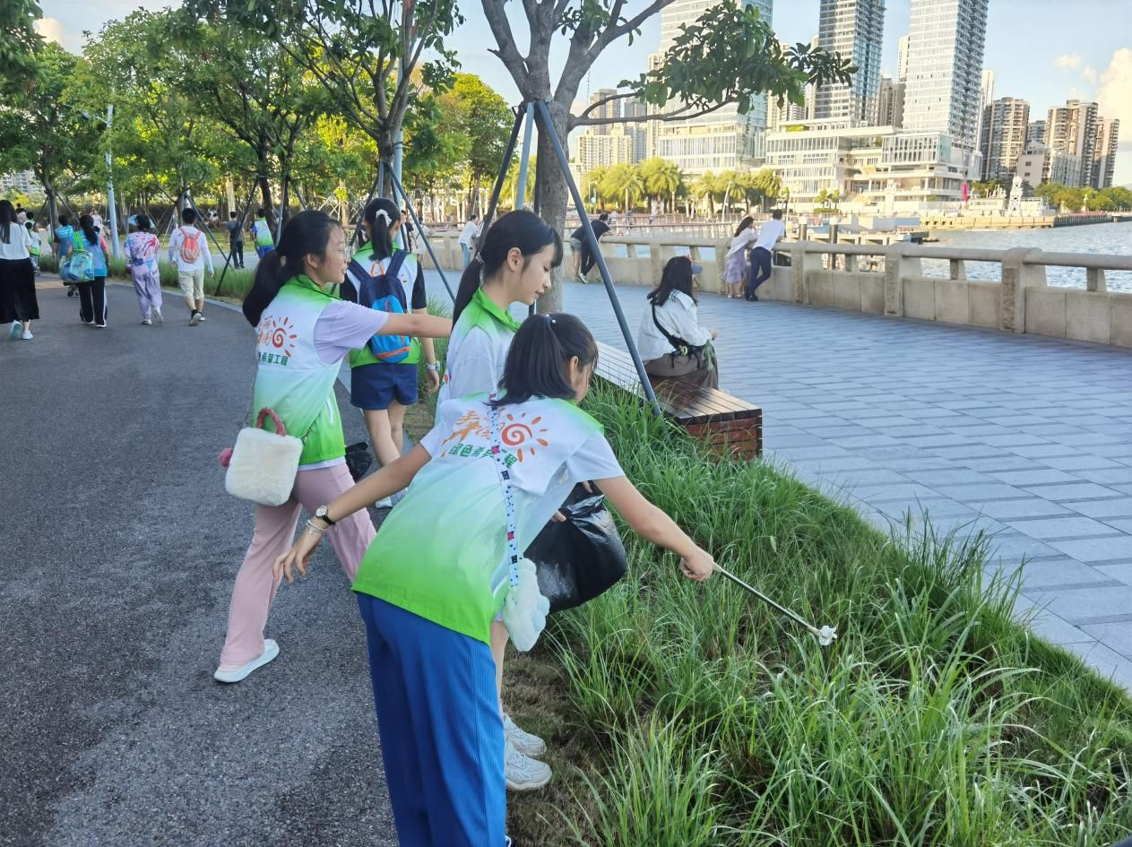 守护蓝色海洋,环保小卫士滨海栈道净滩活动在深圳湾举行