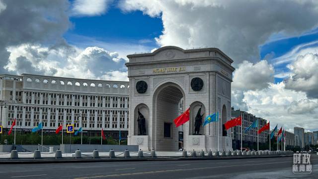 阿斯塔纳街头悬挂中哈两国国旗。（总台央视记者关舟拍摄）