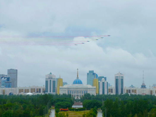 习近平出席哈萨克斯坦总统托卡耶夫举行的欢迎仪式