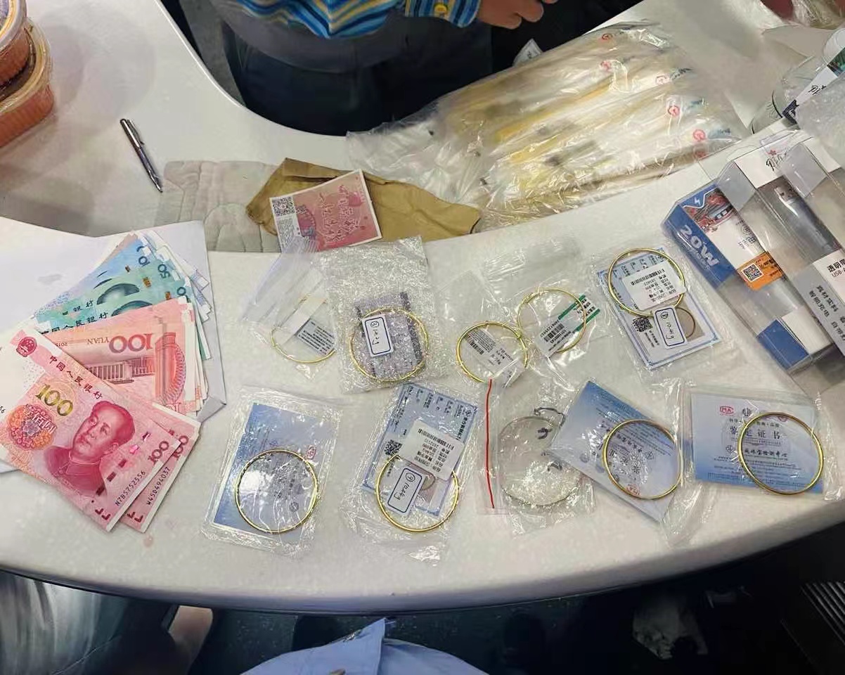 装有十万金饰的背包被误拿，铁警迅速寻回