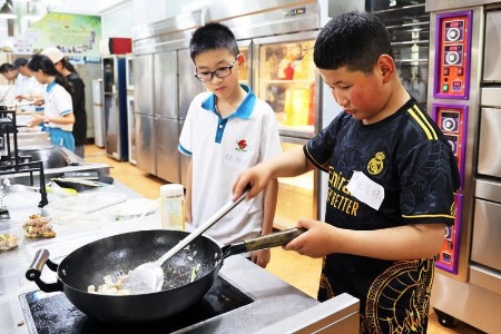 体验多彩暑期生活，藏族少年访香山夏令营开营