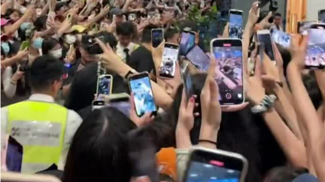 王源现身深圳机场