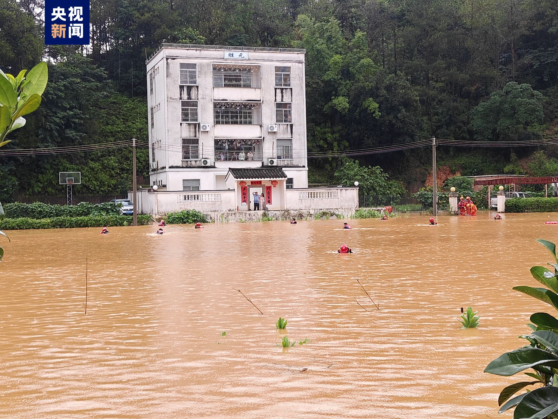 广东五华县持续降雨多地内涝，一名老人两名儿童失足落水遇难 