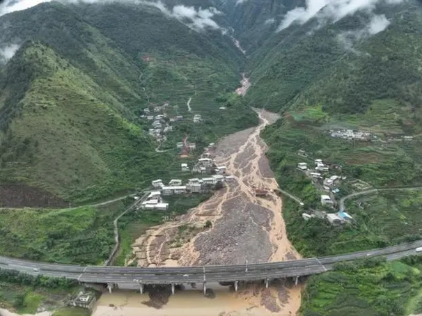 国家防总派工作组指导四川汉源暴雨泥石流灾害救援处置