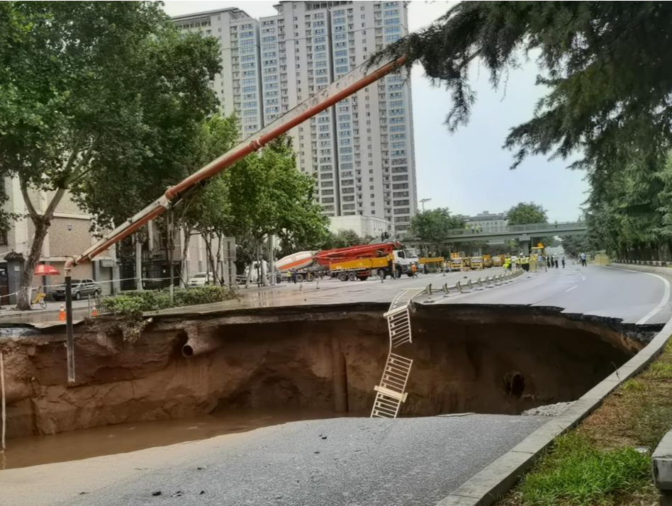 西安在建地铁发生涌水涌砂致路面塌陷 已转移群众800余名