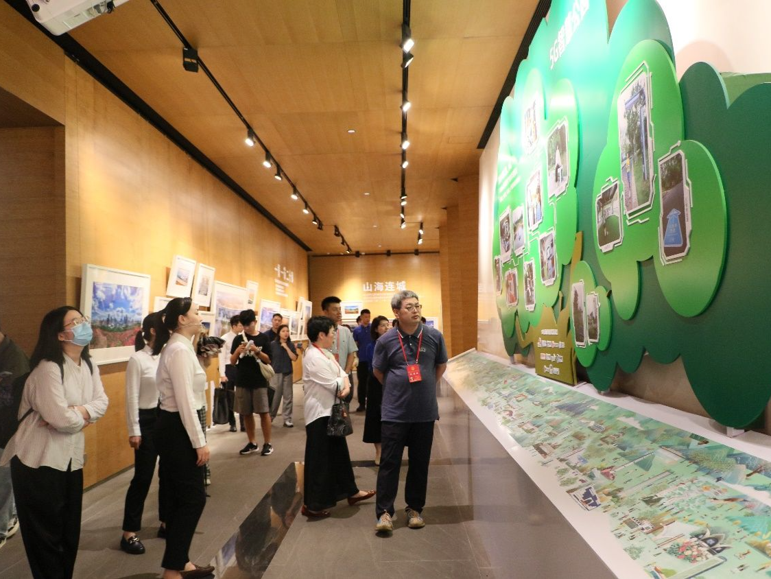 在公园里征求公园条例的立法意见，福田区人大莲花街道工委开展“绿美福田代表行”活动