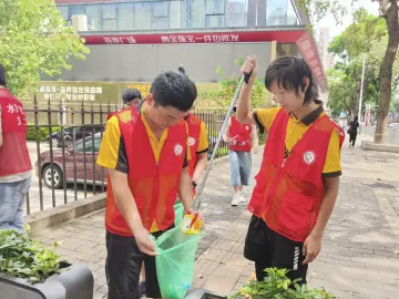 水贝社区组织外卖骑手参与“清洁家园我先行”志愿活动