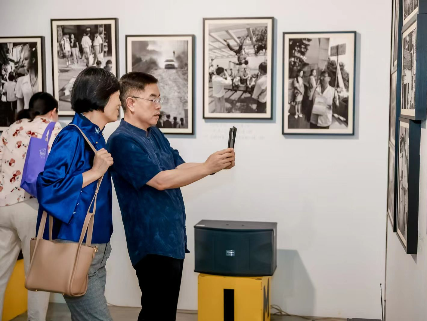 时代的光影记录！“张新民个展1979-2009”开幕