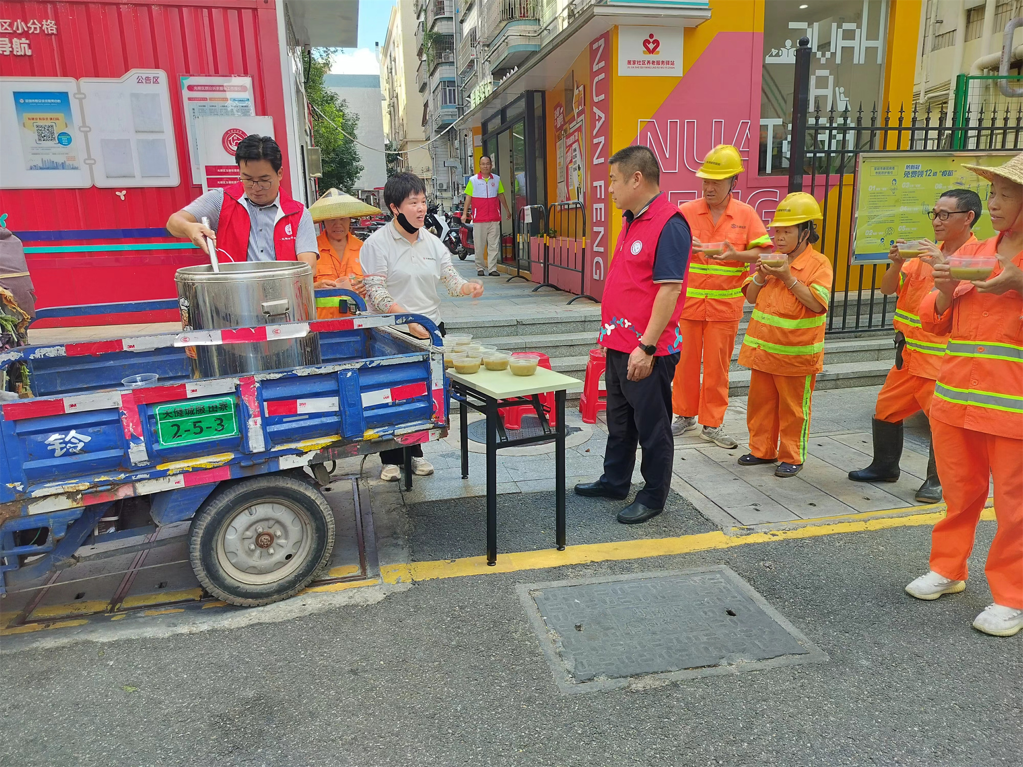 “夏日送清凉，护卫环卫工”玉塘街道网格开展户外工作者关爱活动 