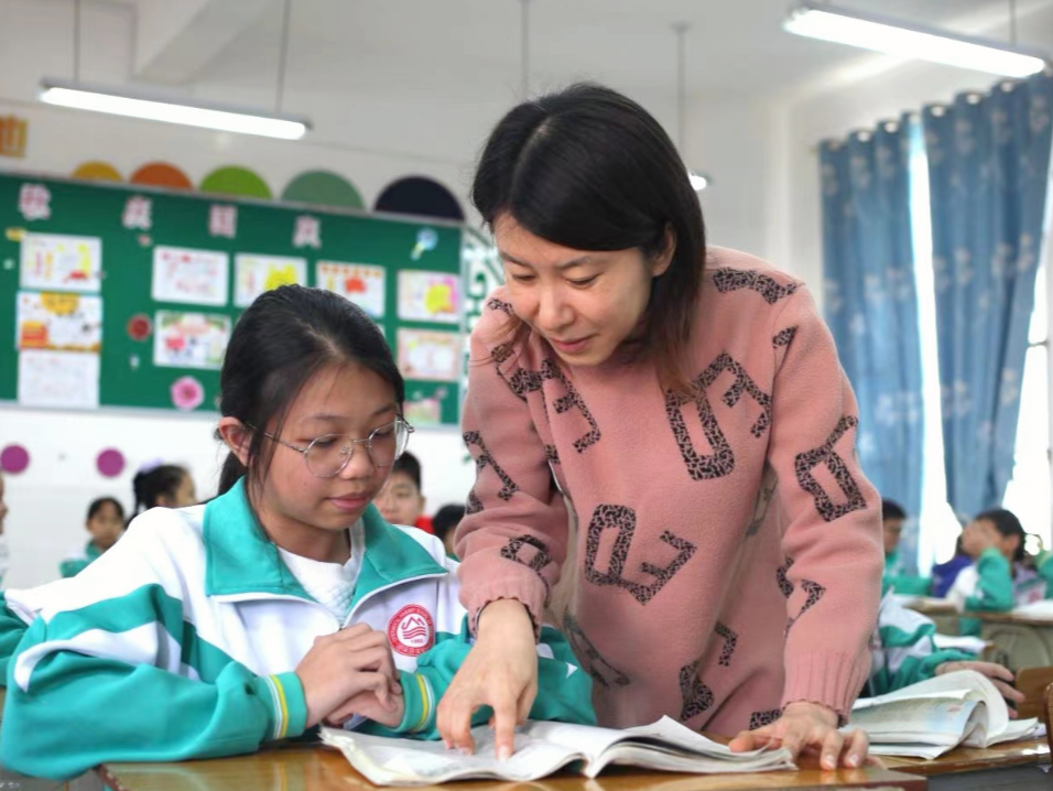 感动！深圳“夫妻档”教师远赴这里，点亮学生希望！