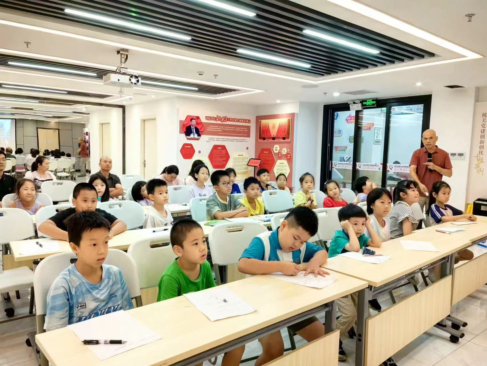 “读诗的孩子更聪明，聪明的孩子会写诗”诗人溢腾为龙华区暑期成长课堂作公益讲座